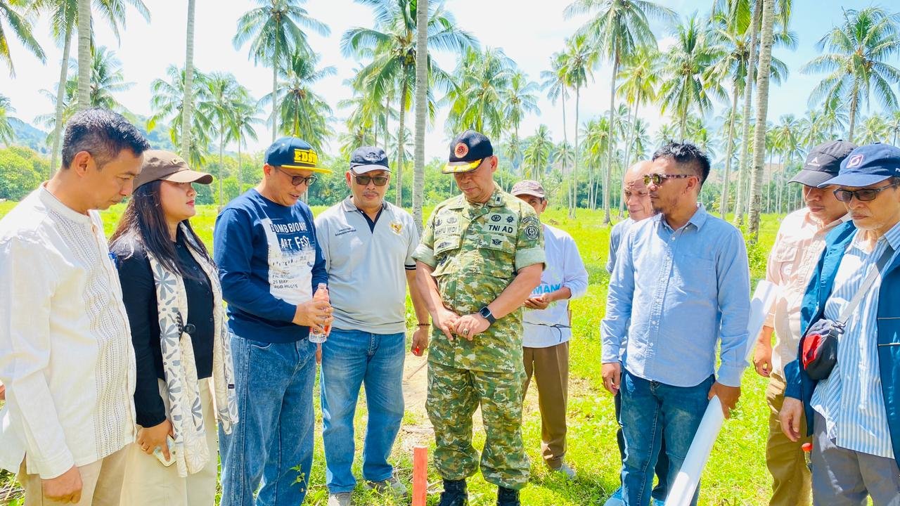 Wakil Bupati Boalemo, Lahmuddin Hambali (memakai baju hitam) saat mendampingi Tim Pusat Konstruksi (PUSKON) Kementerian Pertahanan Republik Indonesia dalam kegiatan peninjauan awal (stake out) lokasi pembangunan di Kecamatan Tilamuta, Jumat 1 Mei 2026. (Foto: Etnikmedia.id/ Hms Pemda Boalemo)