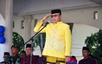 Wakil Bupati Boalemo Lahmuddin Hambali, bertindak sebagai inspektur upacara pada peringatan Hari Pendidikan Nasional (Hardiknas) Tingkat Kabupaten Boalemo Tahun 2026 yang digelar di Alun-Alun Tilamuta, Sabtu 2 Mei 2026. (Foto: Hms Pemda Boalemo)