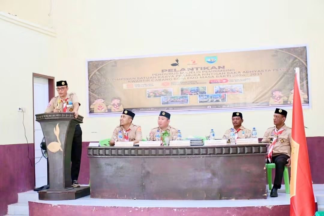 Wakil Bupati Boalemo, Lahmuddin Hambali, saat mengukuhkan Pengurus Majelis Pembimbing (MABI) serta Pimpinan Rintisan Saka Adhyasta Pramuka Pemilu tingkat cabang Boalemo masa bakti 2026–2031, Rabu 6 Mei 2026.