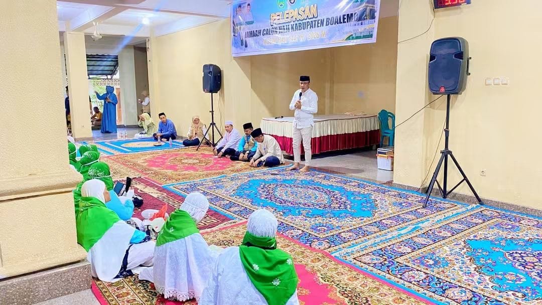 Wakil Bupati Boalemo, Lahmuddin Hambali saat secara resmi melepas JCH Kabupaten Boalemo dalam prosesi yang berlangsung khidmat dan penuh haru, Senin 11 Mei 2026.
