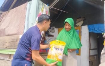 Ringankan Beban Warga Terdampak Musim Kemarau, Polsek Botumoito Salurkan Bantuan Sosial ke Warga Kurang Mampu