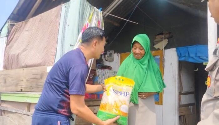 Ringankan Beban Warga Terdampak Musim Kemarau, Polsek Botumoito Salurkan Bantuan Sosial ke Warga Kurang Mampu
