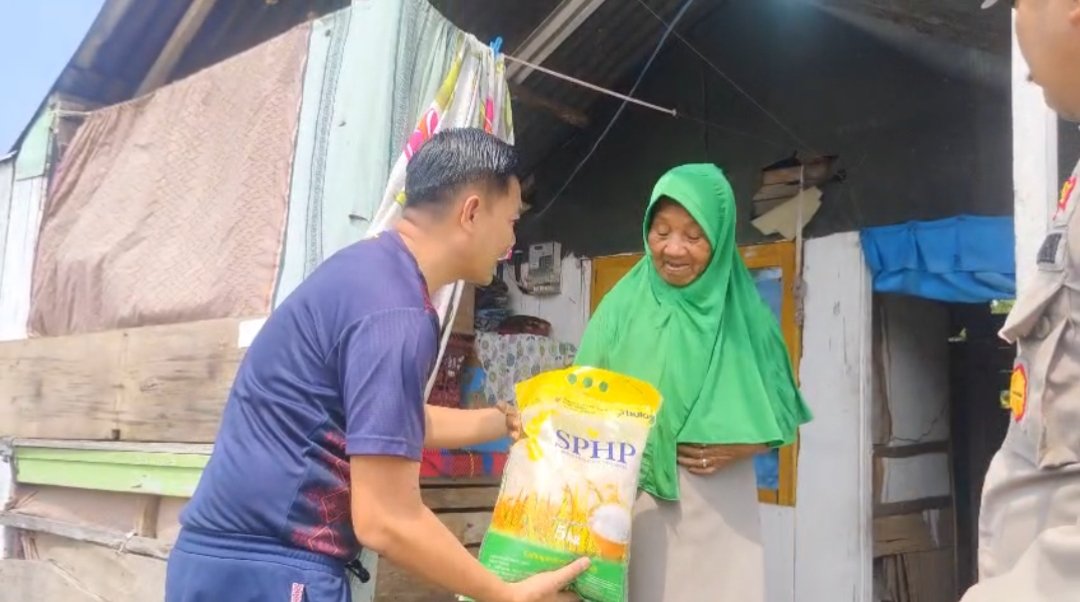 Kapolsek Botumoito, Ipda Syarifuddin M., S.Sos., S.M., bersama personel Polsek Botumoito menyalurkan sebanyak 50 paket beras dengan kemasan masing-masing 5 kilogram disalurkan kepada masyarakat penerima manfaat di sejumlah titik di Kecamatan Botumoito
