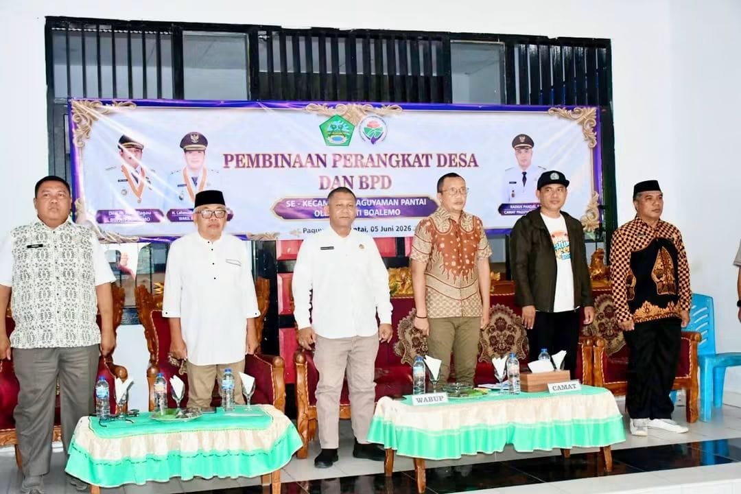 Wakil Bupati Boalemo, Lahmuddin Hambali saat memimpin pembinaan perangkat desa di kantor Kecamatan Paguyaman Pantai, Jumat 5 Juni 2026.