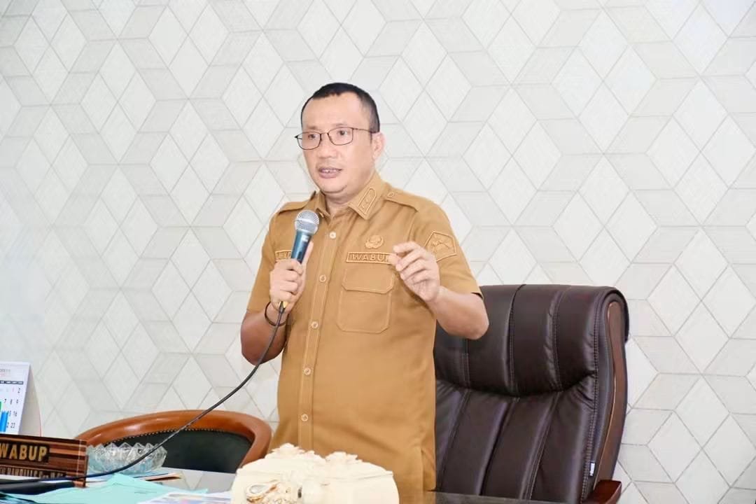 Wakil Bupati Boalemo, Lahmuddin Hambali, saat menghadiri penandatanganan Perjanjian Kerja Sama (PKS) antara Dinas Komunikasi dan Informatika Kabupaten Boalemo dengan PT Radio Cahaya FM Boalemo di Ruang Kerja Wakil Bupati Boalemo, Selasa 12 Mei 2026.