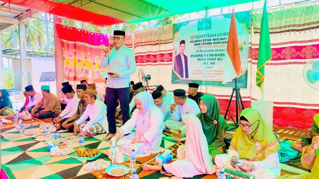 Wakil Bupati Boalemo, Lahmuddin Hambali saat menghadiri Istighotsah Kubro yang dirangkaikan dengan peringatan Harlah Muslimat NU Ke-80 di Desa Mekar Jaya, Kecamatan Wonosari, Minggu 10 Mei 2026.