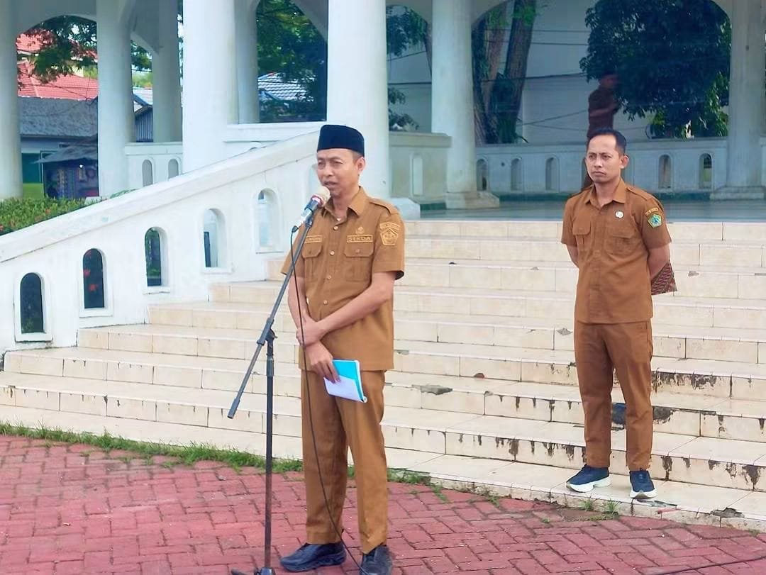 Sekretaris Daerah (Sekda) Boalemo, Prof. Dr. Ir. Nurdin Baderan, memimpin langsung Apel Kerja Awal Bulan di Alun-Alun Kota Tilamuta pada Senin 8 Juni 2026.