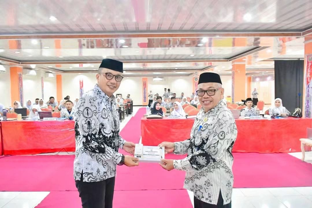 Wakil Bupati Boalemo, Lahmuddin Hambali saat membuka Pelatihan Penguatan Kapasitas Pengurus Persatuan Guru Republik Indonesia (PGRI) se-Kabupaten Boalemo yang bertempat di Hotel Grand Amalia pada Sabtu 11 Juli 2026.