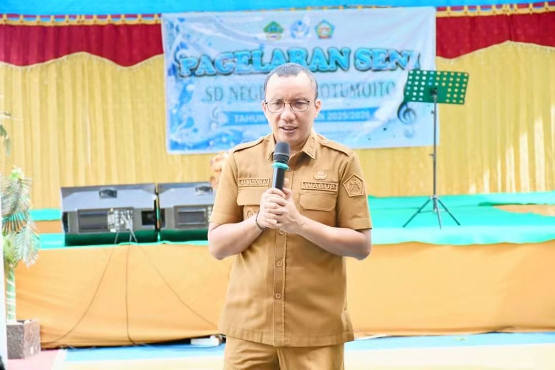 Wakil Bupati Boalemo, Lahmuddin Hambali, saat membuka Pentas Seni di SDN 4 Botumoito, Selasa 12 Mei 2026.