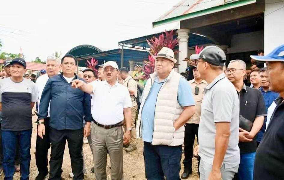 Bupati Boalemo, Rum Pagau bersama Wakil Bupati, Lahmuddin Hambali mendampingi Anggota DPR RI Komisi VI, Rachmat Gobel, dalam kegiatan Panen Raya Pedet Sapi hasil Inseminasi Buatan (IB) di Desa Bongo Nol, Kecamatan Paguyaman, Minggu 14 Juni 2026.