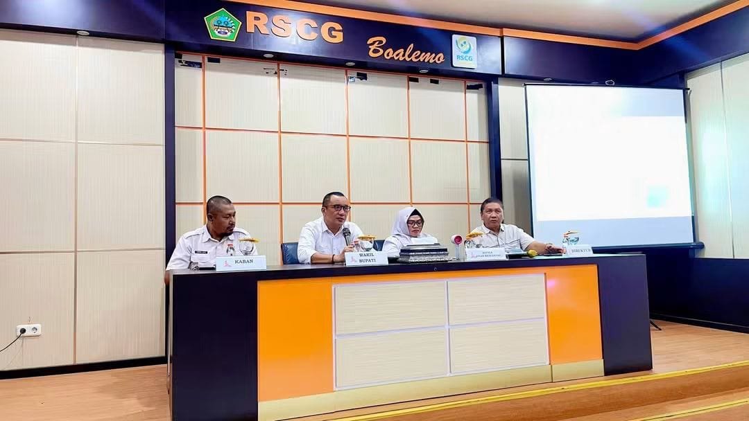Wakil Bupati Boalemo, Lahmuddin Hambali, secara resmi membuka Rapat Evaluasi Kinerja Tim Percepatan dan Perluasan Digitalisasi Daerah (TP2DD) yang dihelat di Aula BLUD Rumah Sakit drg. Clara Gobel (RSCG), Rabu 6 Mei 2026.
