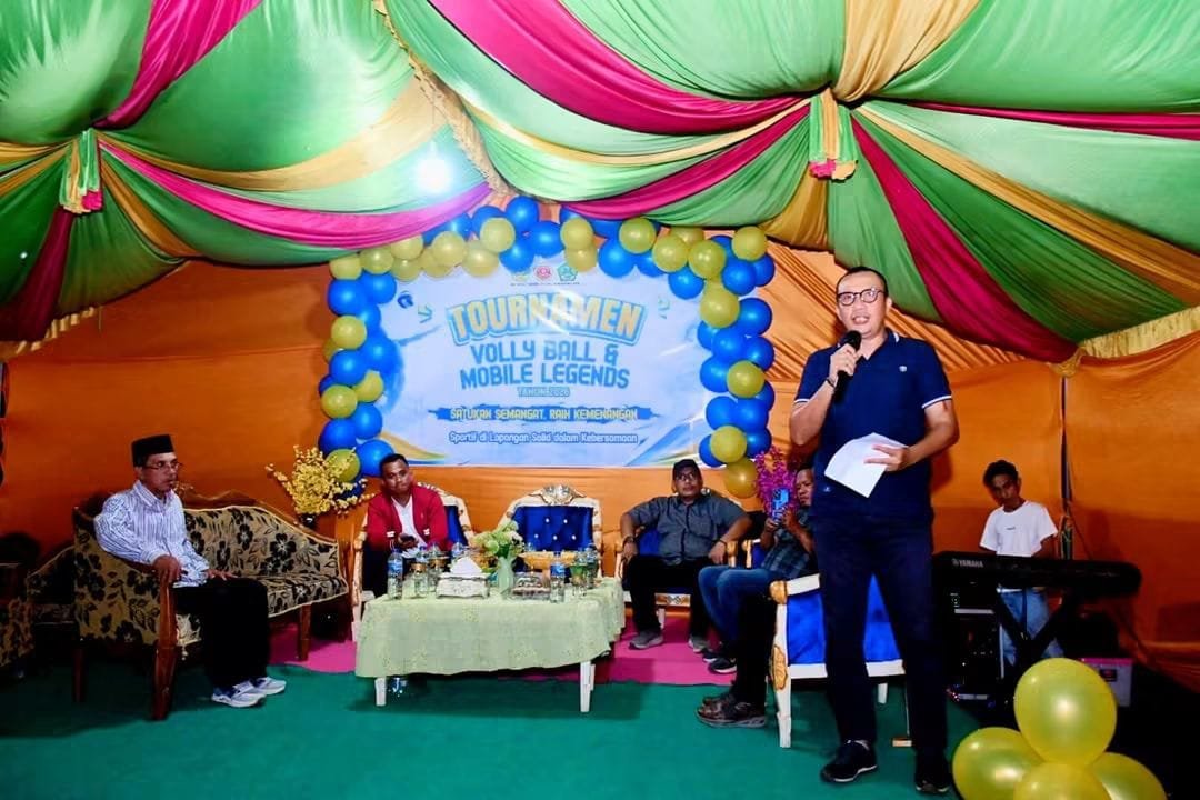 Wakil Bupati Boalemo, Lahmuddin Hambali saat membuka secara resmi Turnamen Volly Ball dan Mobile Legends yang digelar di Lapangan Dusun V Modini, Desa Piloliyanga, Kecamatan Tilamuta, Senin 11 Mei 2026.